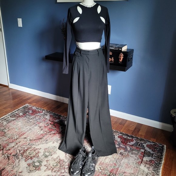 *FREE ADD ON* Motel Cajsa Crop Top in Black (Size S) - Picture 2 of 8